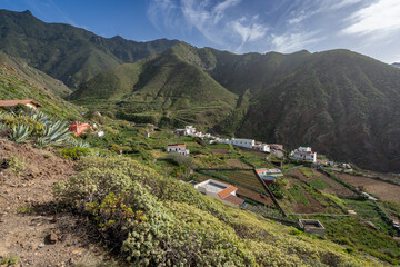 Vue sur un village typique au milieu des montagnes des îles des Canaries