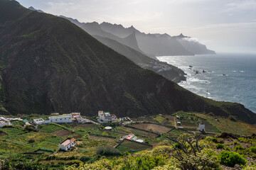 Vue sur un paysage côtier avec un village des îles des Canaries