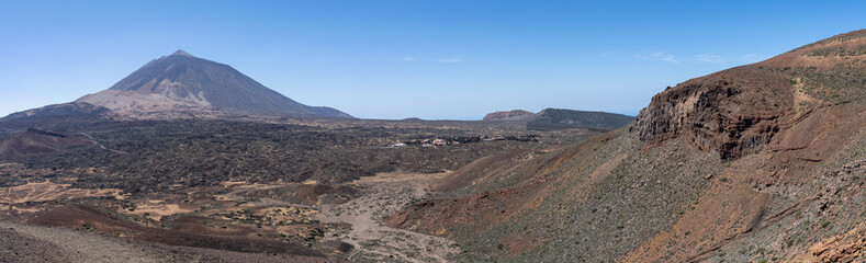 Un panorama sur un paysage désertique et rocailleux avec le volcan Teide
