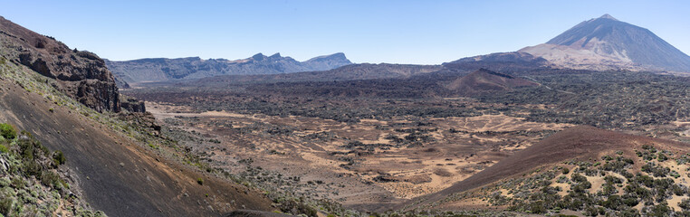 Vue panoramique sur un paysage volcanique et désertique
