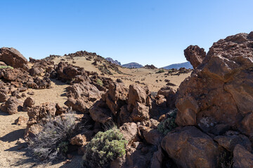 un amas de rocher dans un désert ocre et volcanique