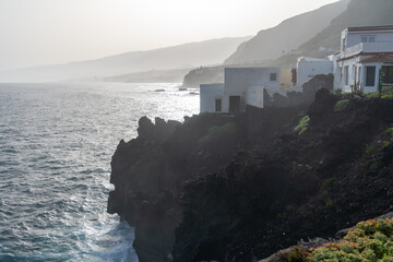 les maisons blanches et typiques d'un village côtier aux Canaries