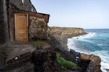 une porte sur un vieux bâtiments le long des côtes d'un littoral des Canaries