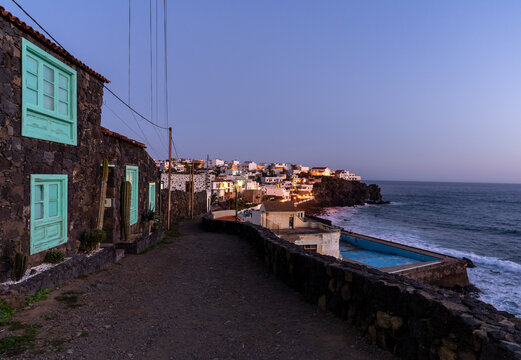 lever du jour sur un village espagnol en bord d'océan aux Canaries