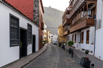 Une rue de ville au maison typique des Canaries, avec balcon en bois