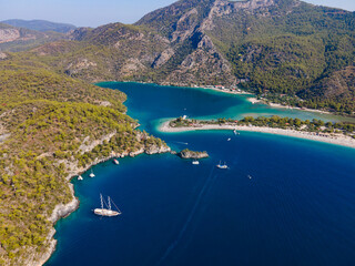 Naklejka premium Aerial drone photo of Ölüdeniz, Fethiye, Turkey, showcasing the turquoise waters, picturesque coastline, and beautiful beaches of this popular summer destination.