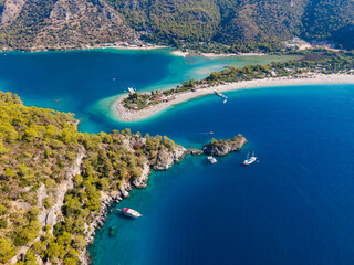 Naklejka premium Aerial drone photo of Ölüdeniz, Fethiye, Turkey, showcasing the turquoise waters, picturesque coastline, and beautiful beaches of this popular summer destination.