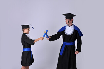 formatura pai e filho iguais com roupas de formandos acadêmicos graduados  