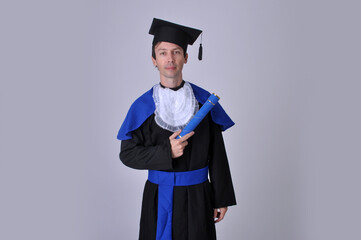 homem graduado feliz estudante completando ciclo na univercidade, academico de sucesso 