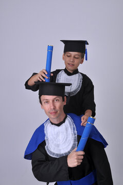 formatura pai e filho iguais com roupas de formandos acad&ecirc;micos graduados  