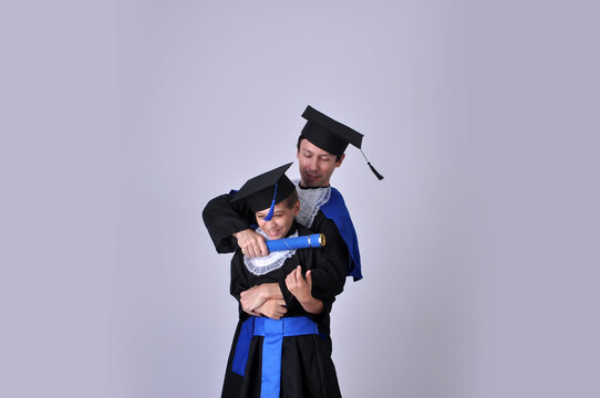 formatura pai e filho iguais com roupas de formandos acad&ecirc;micos graduados  