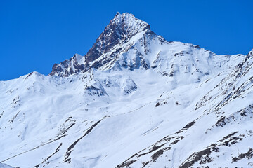 Obraz premium Fresh snow deposit on the belly of the mountain range