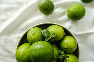Limões sobre mesa com toalha branca e neutra