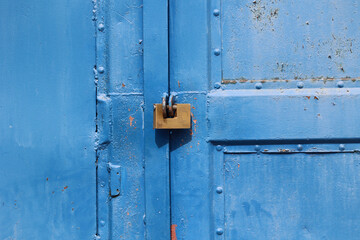 Stare drzwi zabezpieczona zamknięte na kłódkę. - obrazy, fototapety, plakaty