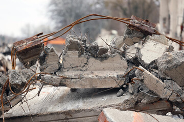 Fototapeta na wymiar Rozbiórka. Rozwalone budynki mieszkalne w mieście spowodowane wybuchem bomby w czasie wojny