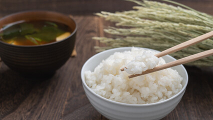 日本の食事｜おいしそうなご飯と味噌汁と収穫した稲穂