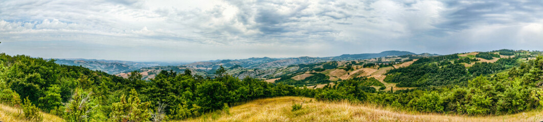Fototapeta na wymiar paesaggio collinare, colline italiane