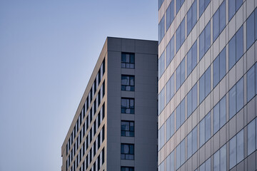 Arquitectura moderna en la hora azul con estructuras geométricas y líneas, horizontal