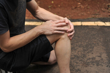 Obraz na płótnie Canvas homem com dor no joelho 