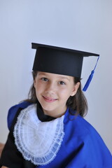 menina feliz em formatura graduação infantil em fundo branco 