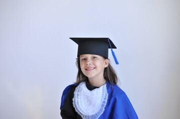 menina feliz em formatura graduação infantil em fundo branco 