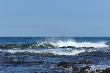 잔잔한 바다에서 밀려와 바위에서 부서지는 거친 파도물결