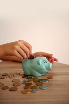 porquinho cofre para quardar conceito de poupan&ccedil;a com moedas de econ&ocirc;mia para investir 