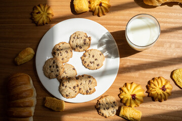 details of pastry snacks, wallpaper and table decoration with sweet cookies, glass of milk and bread, breakfast in studio, restaurant