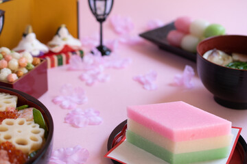 ひし餅のクローズアップとひな祭りのその他の代表的な食べ物