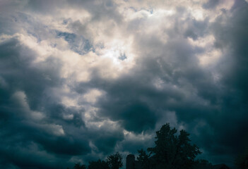 Obraz premium sunlight peeking through a dramatic cloudy sky