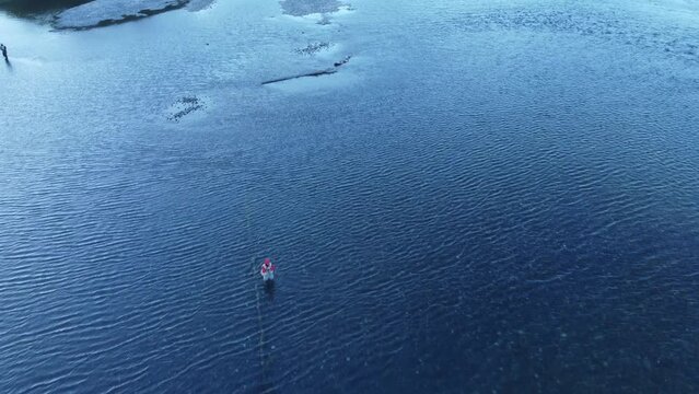 Un pescador en lago yelcho