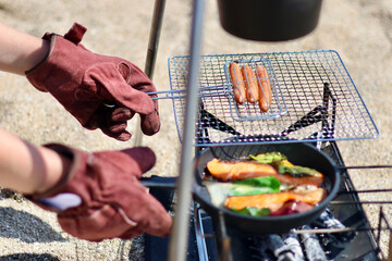 トイプードルを連れて女子キャンプ　青い海・美しいビーチでのんびり島キャンプ　キャンプ料理や愛犬と休日を楽しむ女性　海の見えるキャンプ