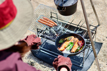 トイプードルを連れて女子キャンプ　青い海・美しいビーチでのんびり島キャンプ　キャンプ料理や愛犬と休日を楽しむ女性　海の見えるキャンプ