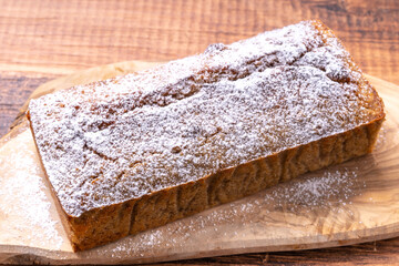 粉糖をかけたオートミールバナナケーキ