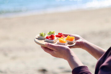 トイプードルを連れて女子キャンプ　青い海・美しいビーチでのんびり島キャンプ　キャンプ料理や愛犬と休日を楽しむ女性　海の見えるキャンプ