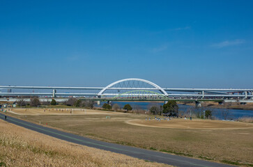 Obraz premium 川口市の河川敷とタワマン