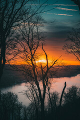 Fototapeta na wymiar Epischer Sonnenuntergang im Wald am See