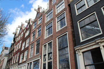 Fototapeta na wymiar old brick houses in amsterdam (the netherlands) 