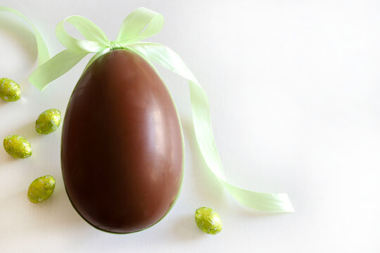 Un uovo di cioccolato dolce isolato su sfondo bianco. Copia spazio.