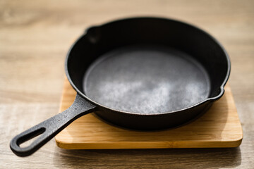 テーブルの上に置かれたスキレット