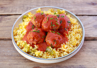 Bulgur with vegetables and meatballs