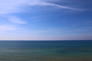 Obraz premium 能登半島の風景、青い空と日本海。遠く水平線が広がる。