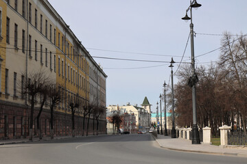 Obraz premium The old factory building on Cathedral Street in the city of Ryazan. The building opposite the square near the Ryazan Kremlin