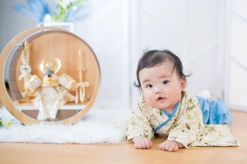 5月5日こどもの日 初めての端午の節句を五月人形と一緒に祝う袴姿の赤ちゃん