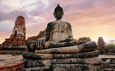 Fototapeta premium Statue of Buddha in Khmer temple in Ayutthaya, Thailand.