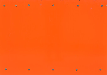 Bauschild in orange Farbe als Hintergrund mit Schrauben, Nieten Textfreifraum