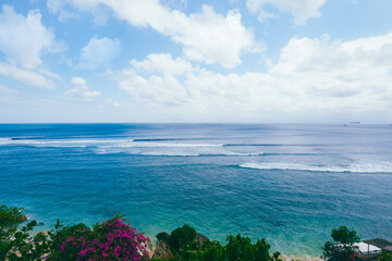 Obraz premium Panoramic view of the beach. The sea wave rolls on the shore.