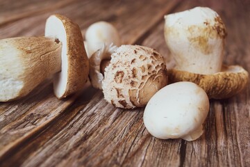 Close-up shot of raw champignons on a wooden table