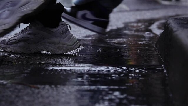 雨の路面クローズアップ　スーパースローモーション