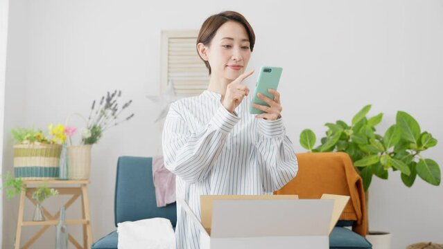 通信販売で衣類を売買する若い女性　ビジネスイメージ